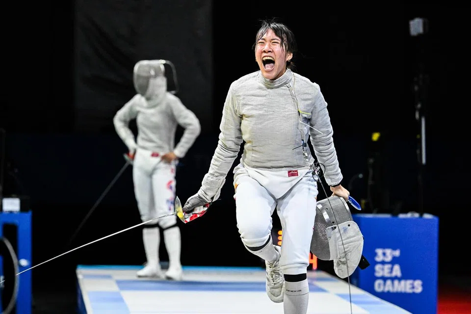 Atlet lawan pedang negara, Juliet Heng (kanan) memenangi acara sabre individu wanita dengan kemenangan tipis 15-14 ke atas atlet Thailand, Tonkhaw Phokaew.