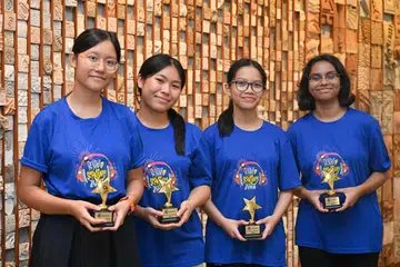(Dari kiri) Nur Aqilah Abdul Rani, 15 tahun; Via Atrina Mohamad Rizal, 15 tahun; Sarah Abdul Jabar, 13 tahun; dan Noor Aliza Pia, 13 tahun, adalah kumpulan dari Sekolah Perempuan Raffles yang meraih tempat pertama dalam pertandingan akhir Kem Wartawan Muda 2024.