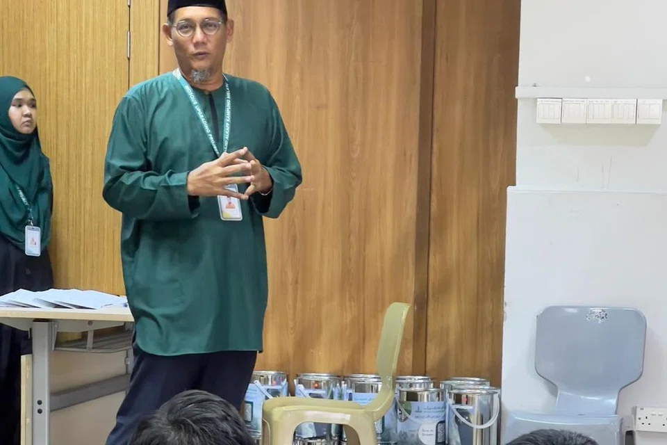 DEMI DANA: Pengerusi Masjid Alkaff Kampung Melayu, Encik Mohamed Faizul Othman (berdiri), semasa memberi taklimat kepada sukarelawan untuk kegiatan Tabung Jumaat di seluruh masjid di Singapura pada 18 Ogos yang baru berlalu bagi menambah dana untuk projek peningkatan masjid itu.