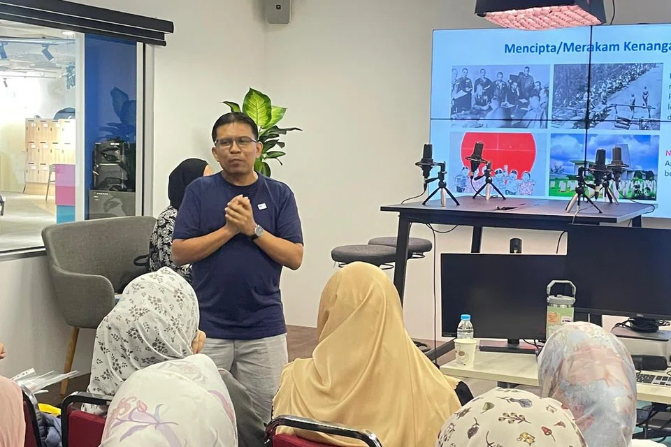 Pustakawan (Bahasa Melayu) NLB, Encik Herman Rothman, berkongsi platform dan bahan-bahan digital yang disediakan oleh NLB untuk bantu memperkaya kandungan pembelajaran dan pengajaran para pendidik dalam Bengkel Podcast di studio Berita Harian di Toa Payoh pada 1 Ogos, dari 2.30 hingga 6 petang.