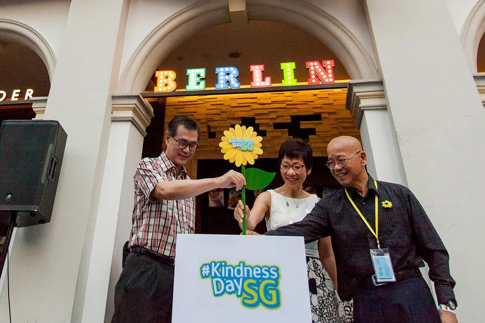 MENGAJAK PADA KEBAIKAN: (Dari kiri) Encik Koh Poh Tiong, Pengerusi Gerakan Kebaikan SG; Cik Grace Fu dan Dr William Wan, Setiausaha Agung Gerakan Kebaikan SG, di upacara membuka tirai pameran karya seni Hari Kebaikan SG pada 28 Mei lalu. - Foto GERAKAN KEBAIKAN SINGAPURA