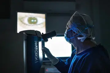 PERIKSA HASIL UJIAN: Seorang pegawai perubatan sedang meneliti hasil ujian sejenis penyakit. - Foto ISTOCKPHOTO