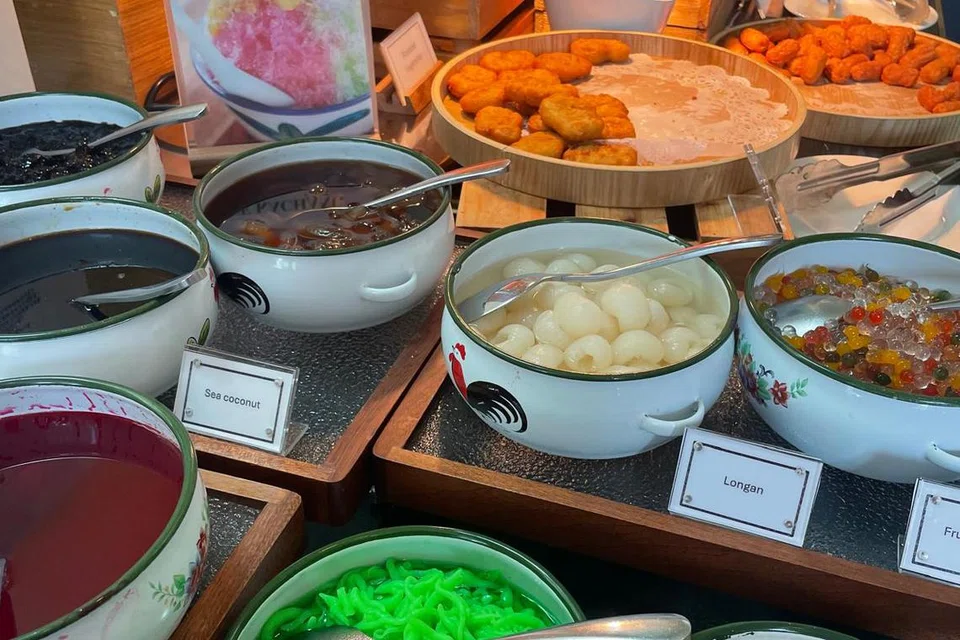 Cendol dan pelbagai kuih-muih di bufet Blue Tiffin.