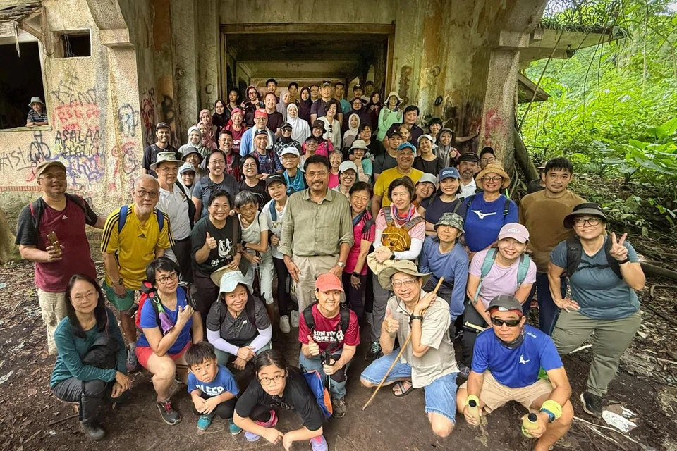 Encik Sarafian Salleh (tengah), turut bekerja sebagai pemandu pelancong, yang memimpin kumpulan lawatan menerokai pelbagai kawasan dan khazanah sejarah di Singapura.