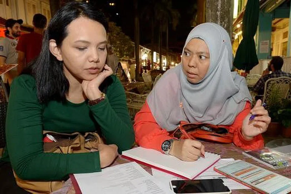 LANGKAH BERJAGA-JAGA: Cik Rafeyah (kanan) dan temannya, Cik Nur Intan, akan pergi ke Jakarta sempena cuti Tahun Baru Cina ini. Mereka akan memberitahu keluarga tentang tempat yang bakal dikunjungi sebagai langkah berjaga-jaga. - Foto TUKIMAN WARJI