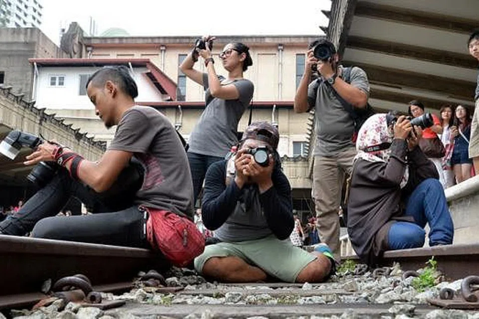 ABADIKAN KENANGAN: (Ikut putaran jam mulai kanan, belakang) Encik Mohd Salleh bersama teman-temannya - Cik Helina Mohamed Sahilman, Encik Azman Mat Din, Encik Hilsham Helzie Mohamed Sahilman dan Cik Siti Nur Khalidah Mohamed - mengambil kesempatan merakam semula kenangan di Stesen Kereta Api Tanjong Pagar. - Foto M.O. SALLEH