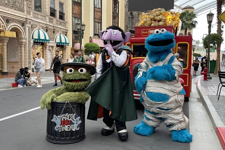 NANTIKAN KETIBAAN ANDA: Watak Sesame Street seperti Oscar the Grouch, Count von Count and Cookie Monster bersedia untuk menyambut Halloween bersama para pengunjung Universal Studios Singapore.
