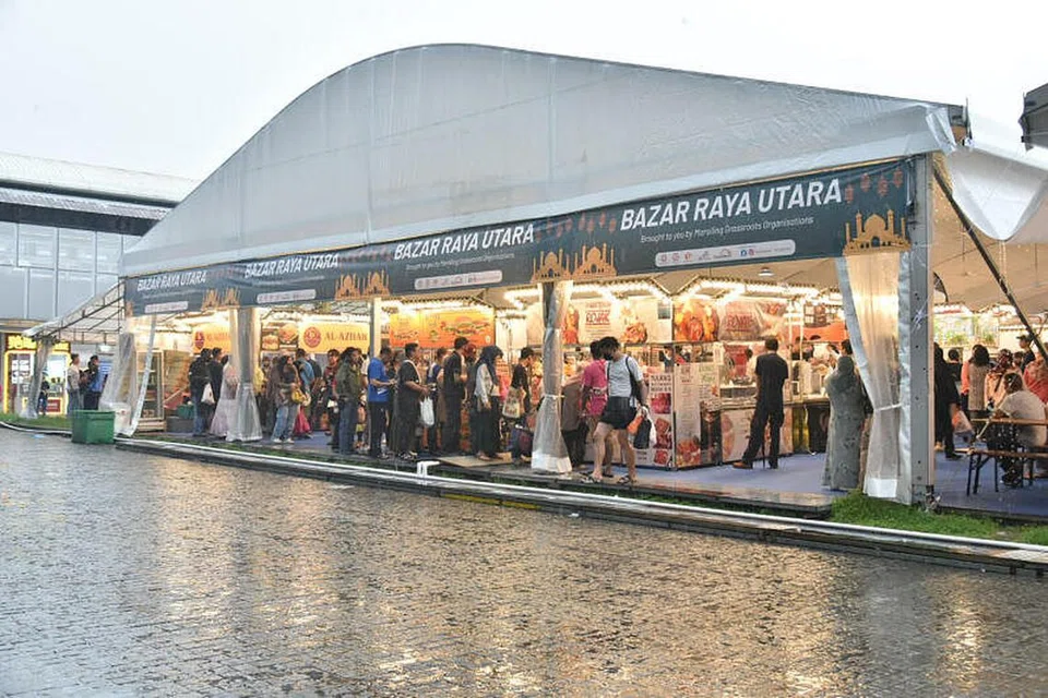 Bertempat di tanah lapang bersebelahan dengan MRT Woodlands, Bazar Raya Utara (BRU) menampilkan lebih 90 gerai makanan dan minuman (F&B) serta runcit di samping kawasan menjamu selera yang lebih luas untuk penduduk Muslim berbuka puasa. 