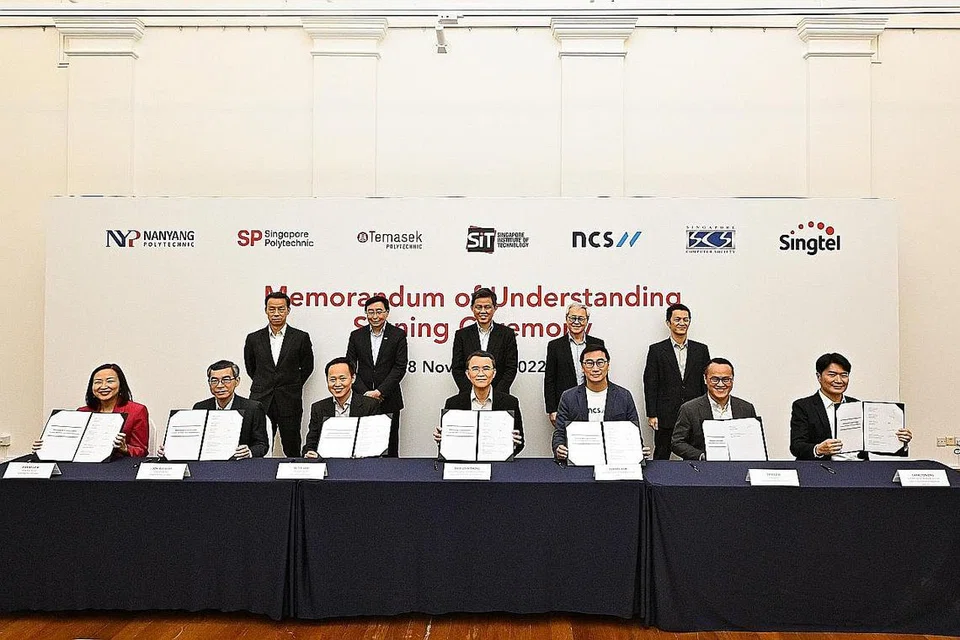 MOU DIMETERAI: Menteri Pendidikan, Encik Chan Chun Sing (belakang, tengah) dan Presiden SIT, Profesor Chua Kee Chaing (belakang, dua dari kanan) menyaksikan majlis tandatangan MOU yang diadakan di Arts House semalam. - Foto BH oleh LIM YAOHUI