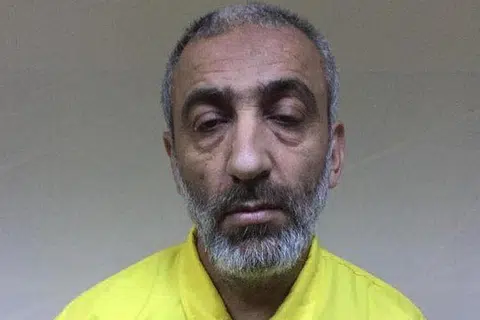 BERJAYA DIBERKAS: Seorang pemimpin Daesh yang dianggap sebagai pengganti bekas ketua kumpulan pengganas Abu Bakar Al-Baghdadi, Abdul Nasser Qardash, telah ditahan oleh Perkhidmatan Perisikan Nasional yang memberitahu Agensi Berita Iraq (INA), dan dilaporkan akhbar Arab News hari ini. 