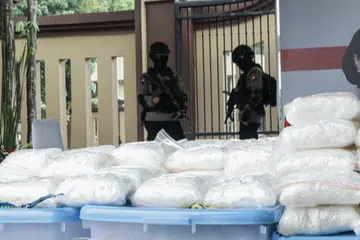 Fail foto menunjukkan pegawai polis mengawal dadah jenis methamphetamine dalam sidang media di Jakarta pada 28 April 2021. 