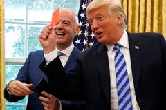 Foto Fail: Presiden Amerika Syarikat, Donald Trump, memegang kad merah sambil bergambar bersama Presiden Fifa, Gianni Infantino, di Pejabat Oval, Rumah Putih di Washington pada 28 Ogos 2018. Hubungan rapat antara kedua-dua tokoh itu kembali menjadi perhatian selepas FIFA menarik balik penggantungan penyerang AS, Folarin Balogun, susulan laporan bahawa Trump campur tangan secara langsung dengan menghubungi Infantino bagi membolehkan pemain itu beraksi menentang Belgium dalam Piala Dunia.