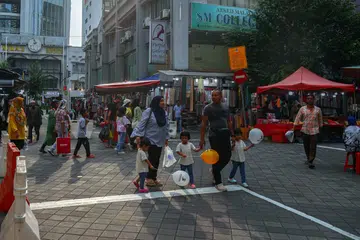 Jalan Masjid India di Kuala Lumpur kembali dipenuhi pengunjung lebih seminggu selepas kawasan itu lengang susulan insiden tanah jerlus pada 23 Ogos, yang menyebabkan seorang pelancong wanita warga India hilang..