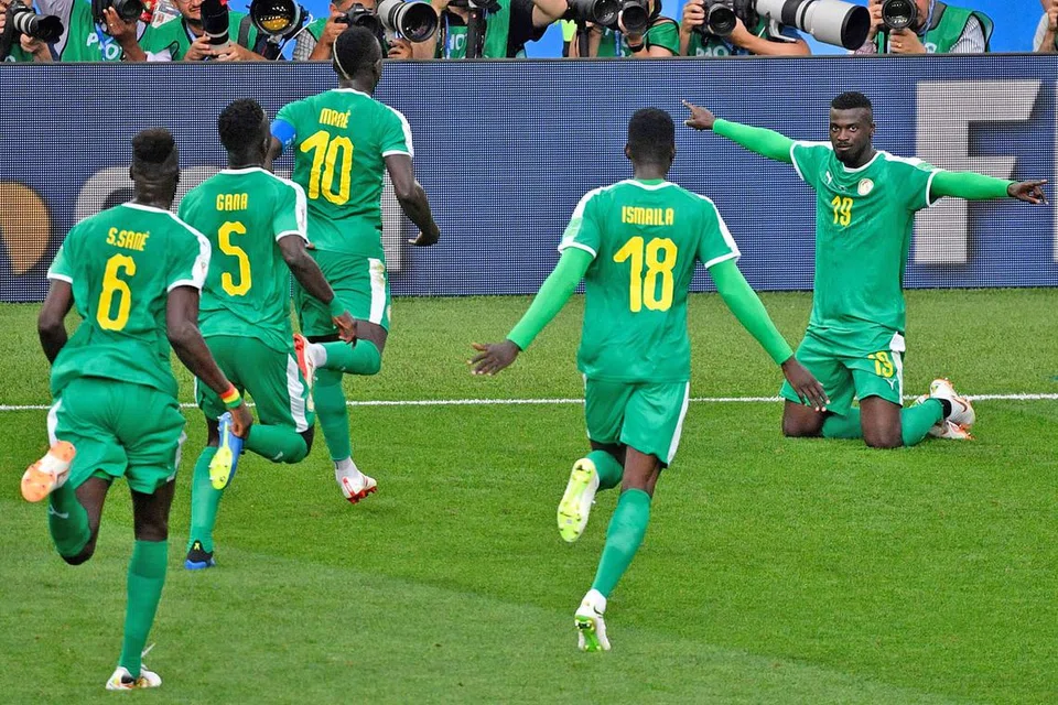 KEGEMBIRAAN II: Penyerang Senegal, Mbaye Niang (kanan), 'dikejar' rakan sepasukan lain selepas menjaringkan gol kemenangan pasukannya ke atas Poland. - Foto AFP 