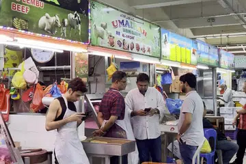 Akibat penutupan Pasar Geylang Serai selama tiga bulan, kesemua pihak terjejas dan sesetengah pembantu gerai bertungkus-lumus mencari pekerjaan.