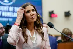  Presiden Amerika Syarikat  Donald Trump, memecat Kristi Noem daripada jawatan ketua jabatan Keselamatan Dalam Negeri Amerika (DHS), agensi bertanggungjawab melaksanakan tindakan tegas terhadap pendatang tanpa dokumen.