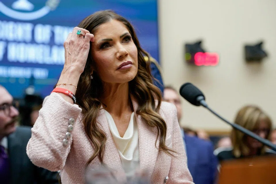  Presiden Amerika Syarikat  Donald Trump, memecat Kristi Noem daripada jawatan ketua jabatan Keselamatan Dalam Negeri Amerika (DHS), agensi bertanggungjawab melaksanakan tindakan tegas terhadap pendatang tanpa dokumen.