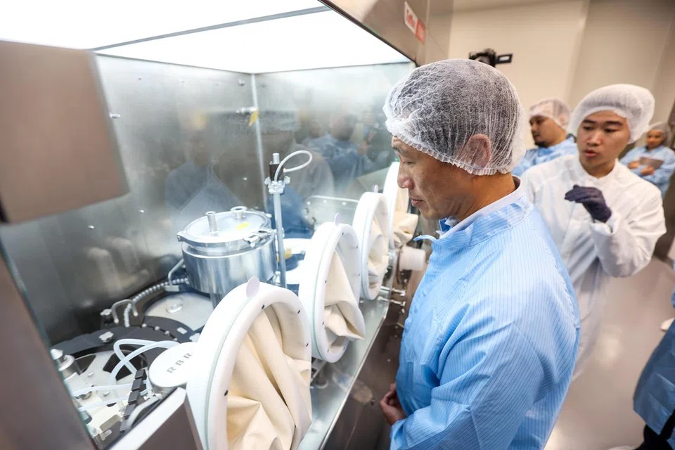 LIHAT PROSES: Encik Ong Ye Kung melihat tahap penamat vaksin yang dibuat di kemudahan Amalan Pengilangan Baik semasa (cGMP) Hilleman Laboratories di Depot Road pada Khamis.
