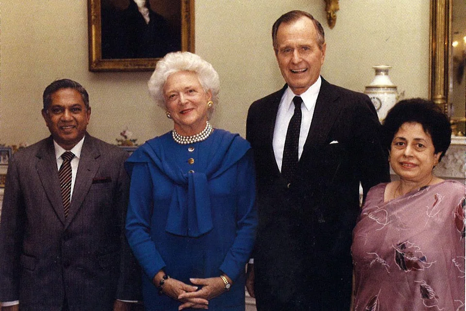BERSAMA PRESIDEN AMERIKA SYARIKAT: Encik Nathan (kiri) dan isteri (kanan) bergambar bersama Presiden George Bush dan isterinya setelah mempersembahkan tauliah Duta Singapura ke Amerika Syarikat pada 1990.