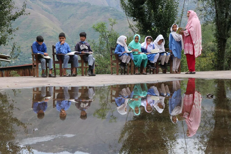 Kanak-kanak belajar tanpa tempat perlindungan di Perkampungan Subree, dekat Muzaffarabad, Kashmir pada 8 Oktober. Setiap anak adalah amanah dan anugerah yang memerlukan didikan berlandaskan kasih sayang, kesabaran dan panduan Islam agar mereka membesar dengan jati diri yang positif.