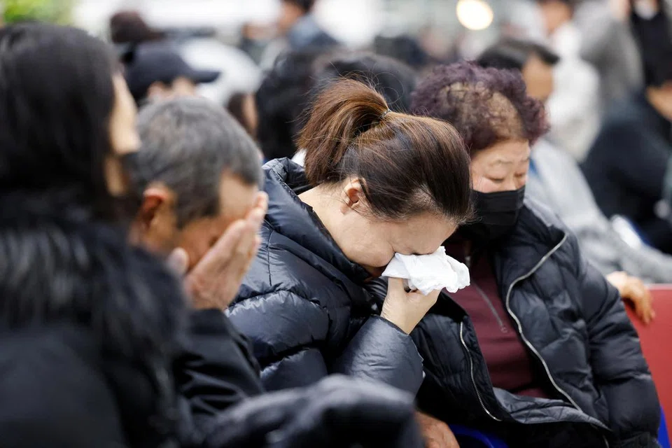Ahli keluarga penumpang pesawat Jeju Air 2216 tidak dapat menahan emosi semasa menanti berita di Lapangan Terbang Antarabangsa Muan, di Korea Selatan.