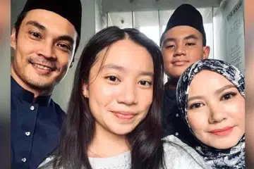 JARANG DI MEDIA SOSIAL: Hisyam Hamid (kiri) menjelaskan beliau kini jarang di media sosial kerana faktor usia atau penat lantas jarang memuatnaikkan foto keluarganya. Bersamanya ialah isterinya Mel (kanan) dan dua anak mereka, Nurish Syameliah (dua dari kiri) dan Hayden.
