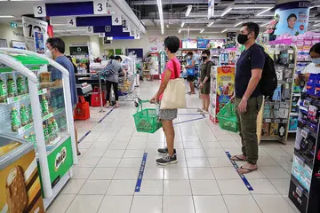 JARAK SELAMAT: Jarak selamat di NTUC FairPrice akan tetap diteruskan. - Foto BH oleh KEVIN LIM