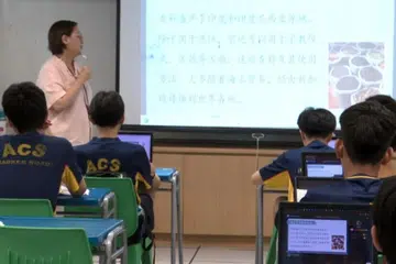 Sekolah-sekolah yang biasanya menggunakan bahasa Inggeris sebagai bahasa pengantar turut menawarkan kelas Bahasa Cina Lanjutan, susulan permintaan daripada ibu bapa. 