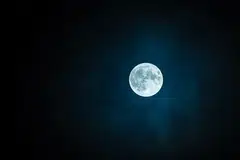 Keindahan bulan mengambang di keheningan malam