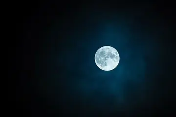 Keindahan bulan mengambang di keheningan malam
