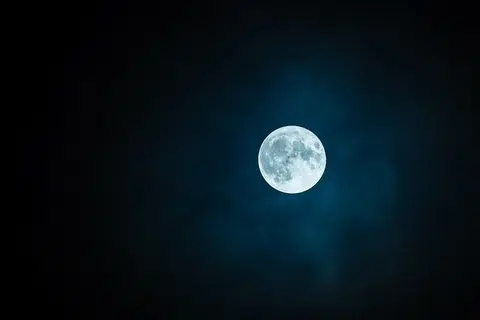 Keindahan bulan mengambang di keheningan malam