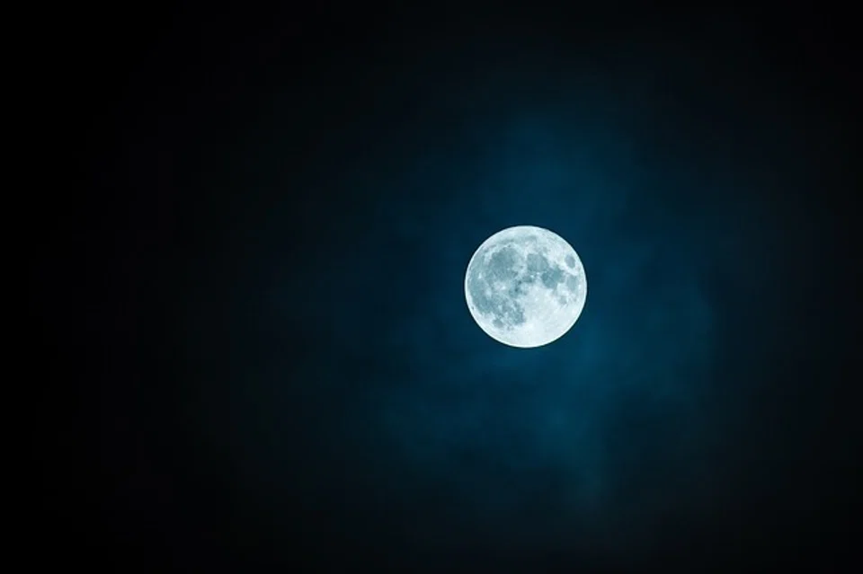 Keindahan bulan mengambang di keheningan malam
