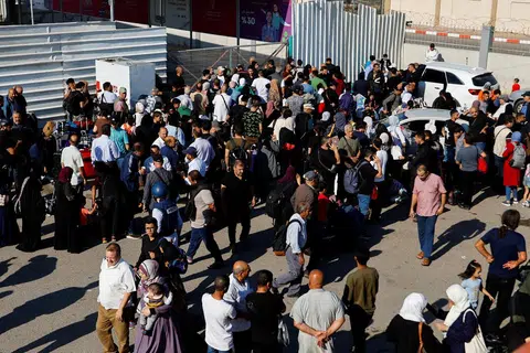 SABAR MENUNGGU: Para penduduk Palestin yang mempunyai dua kewarganegaraan berhimpun di luar sempadan Rafah dan Mesir pada Isnin dengan harapan mendapat izin keluar dari Gaza.
