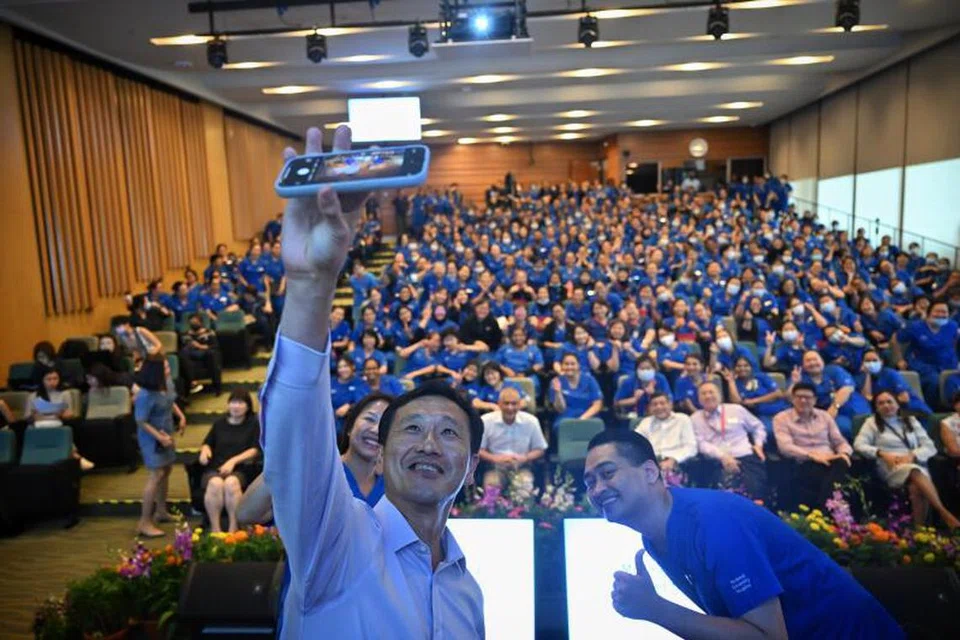 Menteri Kesihatan, Encik Ong Ye Kung, mengambil swafoto bersama  jururawat peserta forum Mencintai Jururawat di Hospital Universiti Nasional pada 20 Februari. 