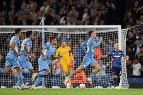 RAIKAN GOL: Pemain tengah Manchester City, Jack Grealish (kanan) meraikan jaringannya ketika berdepan RB Leipzig di Stadium Etihad dekat Manchester. - AFP