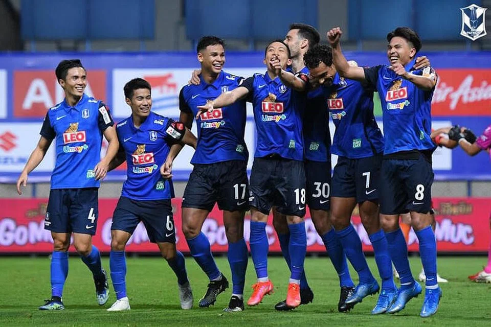 Irfan (tiga dari kiri) meraikan kejuaraan BG Pathum dalam Liga Satu Thai bersama rakan sepasukan setelah mereka mengalahkan Sukhothai 2-0 pada Khamis. - Foto BG PATHUM / FACEBOOK 