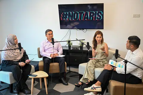 BINCANG BERSAMA: (Dua dari kiri) Anggota Parlimen (AP) GRC Bishan-Toa Payoh, Encik Saktiandi Supaat; pereka kandungan digital, Cik Hanan Sheikh Helme Al-Johary; dan Pengarah Kumpulan Propnex Realty, Encik Heikal Shafrudin, berbincang tentang klasifikasi baru flat yang membezakan projek Bina Ikut Tempahan (BTO) baru berdasarkan daya tarikan lokasi dalam episod podcast #NoTapis Berita Harian (BH). Sesi podcast itu dikendalikan Timbalan Editor Berita, Cik Nur Adilah Mahbob (kiri).