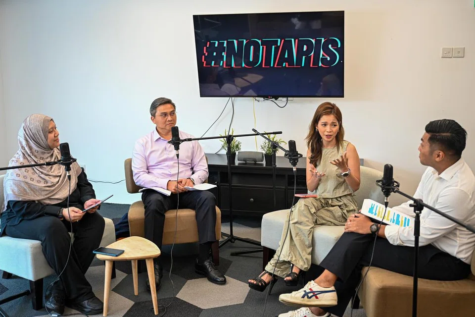BINCANG BERSAMA: (Dua dari kiri) Anggota Parlimen (AP) GRC Bishan-Toa Payoh, Encik Saktiandi Supaat; pereka kandungan digital, Cik Hanan Sheikh Helme Al-Johary; dan Pengarah Kumpulan Propnex Realty, Encik Heikal Shafrudin, berbincang tentang klasifikasi baru flat yang membezakan projek Bina Ikut Tempahan (BTO) baru berdasarkan daya tarikan lokasi dalam episod podcast #NoTapis Berita Harian (BH). Sesi podcast itu dikendalikan Timbalan Editor Berita, Cik Nur Adilah Mahbob (kiri).