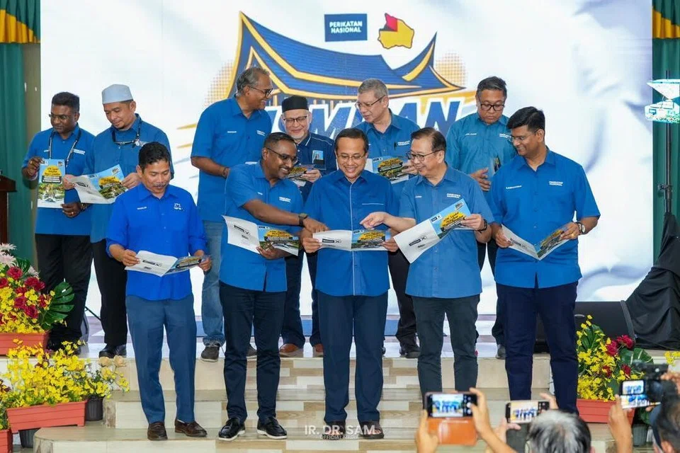 Pengerusi Perikatan Nasional (PN), Datuk Seri Dr Ahmad Samsuri Mokhtar (depan, tiga dari kanan), bersama pimpinan parti komponen PN melihat tawaran Manifesto PN yang dilancarkan gabungan itu pada 27 Julai lalu.