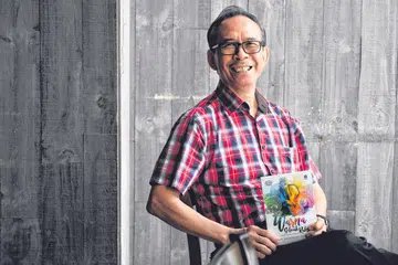 GUNA BAHASA MELAYU TINGGI: Sasterawan Singapura Peter Augustine Goh menekankan kepentingan menggunakan bahasa Melayu yang tinggi untuk menyempurnakan sebarang penulisan. Selain itu, penutur perlu berusaha memperbaiki perbendaharaan kata dan tatabahasa dengan banyak membaca. Beliau ditemui di Northpoint City, Yishun, baru-baru ini. - Foto BM oleh KUA CHEE SIONG