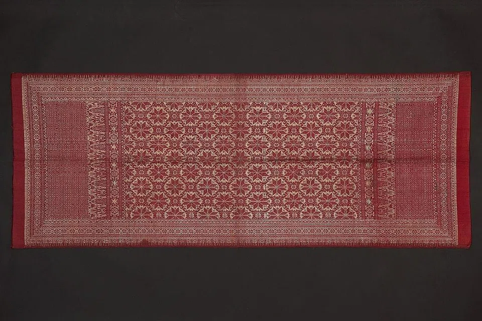 BUDAYA VISUAL ALAM MELAYU: Antara artifak dan karya yang dipamerkan termasuk lukisan oleh pelukis Jawa abad ke-19, Raden Saleh, bertajuk 'Kuda diserang Singa'; tekstil songket emas dan sutera dari akhir abad ke-19 (gambar atas); lingkaran lengan diraja Bugis dari pertengahan abad ke-20.
