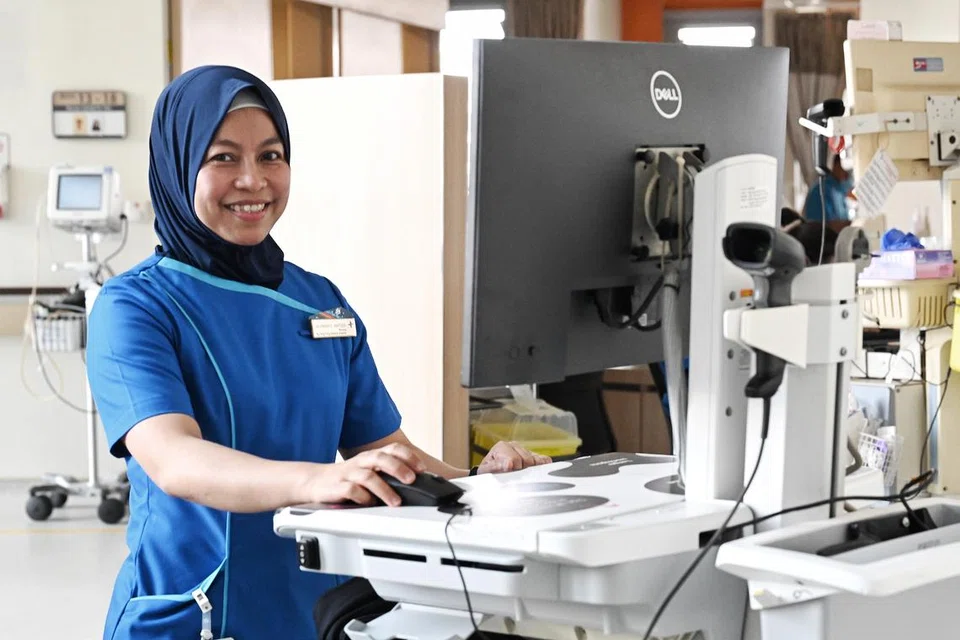 Cik Murniyati Rapsen, jururawat klinisian di Hospital Besar Ng Teng Fong, sudah 32 tahun menceburi bidang kejururawatan.