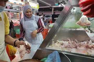 ADA AYAM SEGAR: Sementara ini, Cik Elly menjelaskan bahawa beliau telah membuat perjanjian bersama pembekalnya baru-baru ini untuk terus menawarkan ayam yang segar. - Foto BH oleh NATASHA MUSTAFA