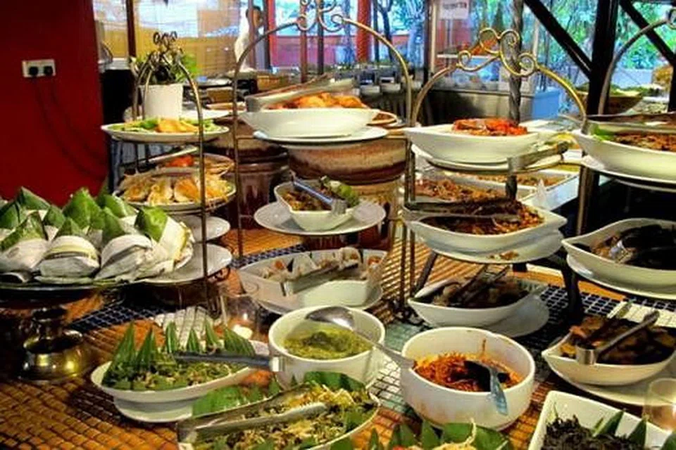 TERKECUR LIUR: Hidangan bufet yang disusun rapi menawarkan pelbagai jenis makanan termasuk nasi lemak bungkus (kiri) yang sudah pasti membuka selera.