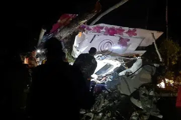 KERJA MENYELAMAT: Foto dari Kementerian Kecemasan Russia menunjukkan para petugas kecemasan berada di tapak nahas di mana pesawat L-410 membuat pendaratan cemas berdekatan sebuah kampung di Kazachinkoye, di rantau Irkutsk, Russia, semalam. - Foto REUTERS