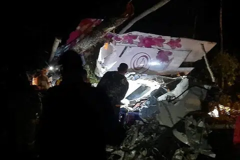 KERJA MENYELAMAT: Foto dari Kementerian Kecemasan Russia menunjukkan para petugas kecemasan berada di tapak nahas di mana pesawat L-410 membuat pendaratan cemas berdekatan sebuah kampung di Kazachinkoye, di rantau Irkutsk, Russia, semalam. - Foto REUTERS