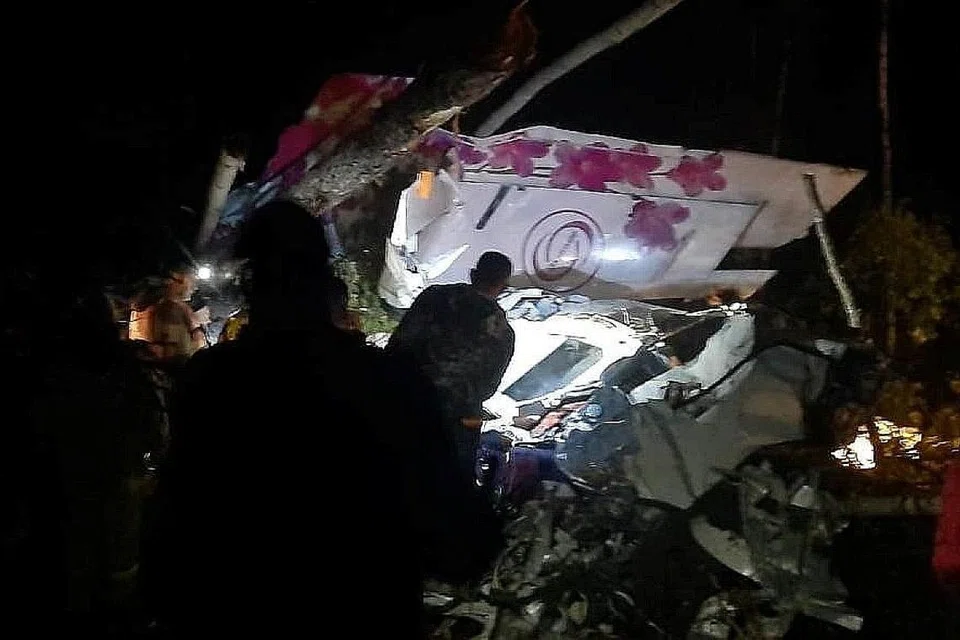 KERJA MENYELAMAT: Foto dari Kementerian Kecemasan Russia menunjukkan para petugas kecemasan berada di tapak nahas di mana pesawat L-410 membuat pendaratan cemas berdekatan sebuah kampung di Kazachinkoye, di rantau Irkutsk, Russia, semalam. - Foto REUTERS