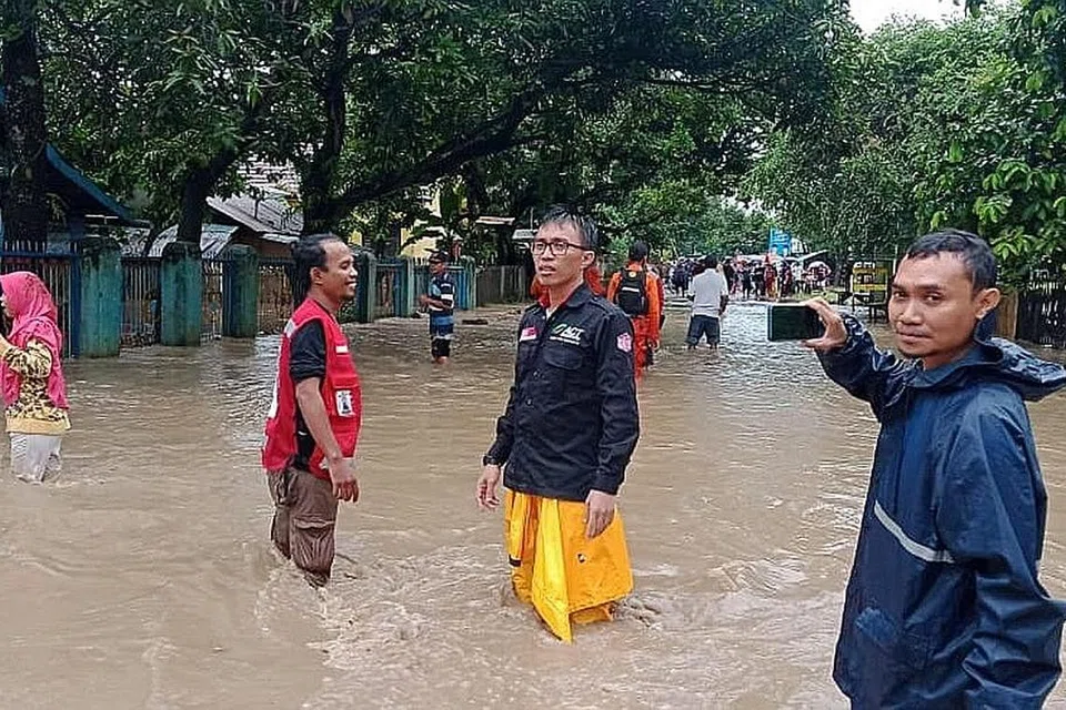 KAMI PRIHATIN: Pasukan Al-Imtaq International & Services turun padang membantu mangsa banjir di Bima dan Dompu, Nusa Tenggara Barat (NTB), Indonesia, baru-baru ini.