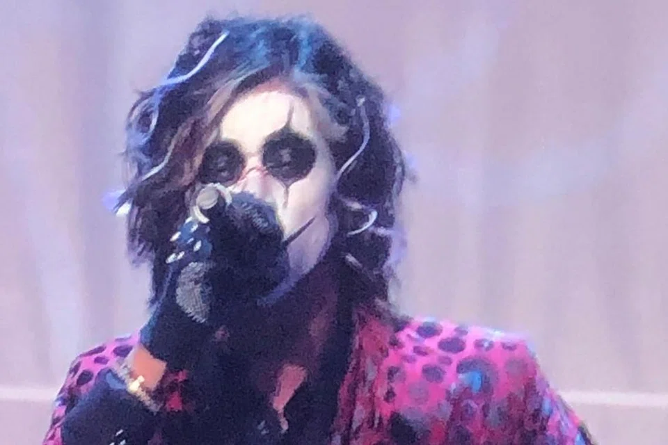 PERSEMBAHAN TEATRIKAL: Dengan dandanan wajah persis watak antagonis The Joker, Cliff Umar, yang mendendangkan lagu Gigi, Nakal, serta lagu Meat Loaf, I'd Do Anything For Love (bersama juara GV5, Noryn Aziz), berjaya mengubah Pusat Konvensyen Antarabangsa Putrajaya (PICC) menjadi bak dewan konsert rok. - TANGKAP LAYAR ASTRO RIA 