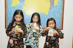 (Dari kiri) Hilya Dahlia Mohd Haarifan bersama sepupunya, Hanis Arianna Mohd Suhaidi dan adiknya Hifza Dalilah Mohd Haarifan teruja dapat melawat saudara mara dan kumpul duit Raya setiap tahun. 